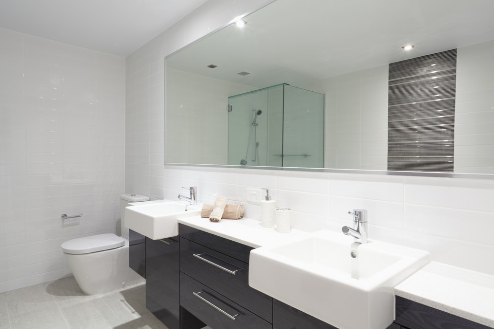 Baño minimalista de dos lavabos y gran espejo. Fotos para que te