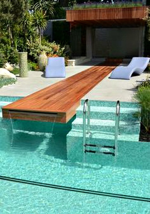 piscina con pasarela