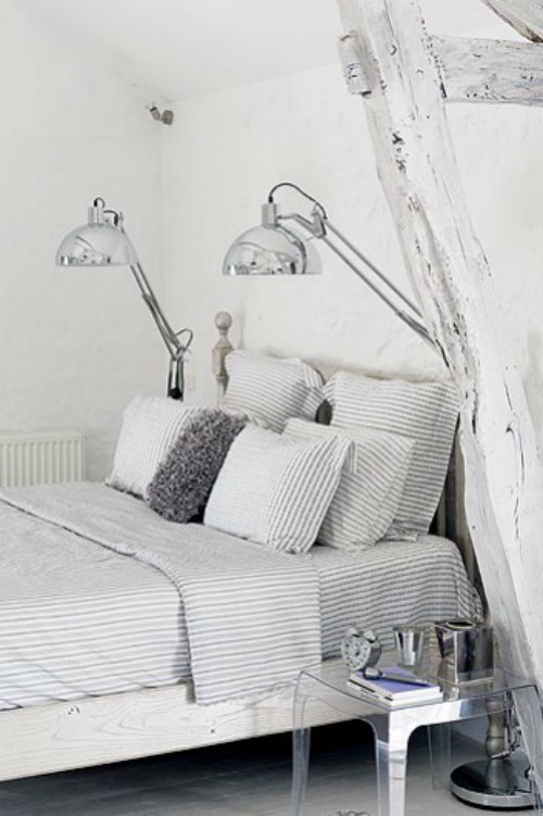 dormitorio iluminado con flexos