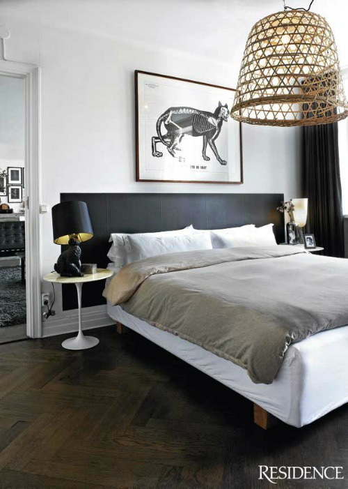 dormitorio con mega lampara