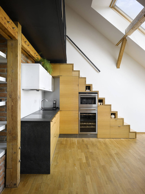 cocina bajo la escalera