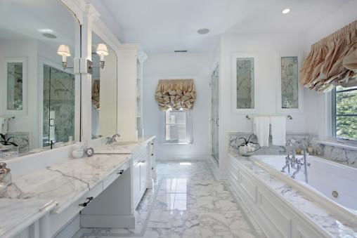 Baño clásico de mármol blanco