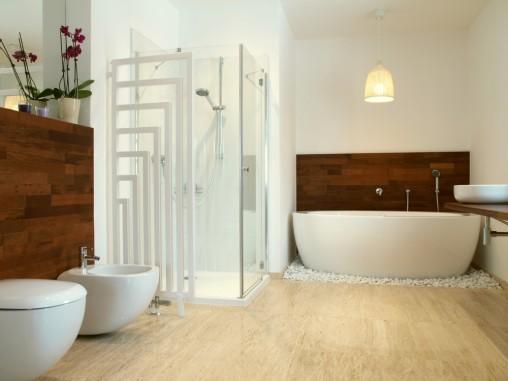 Baño moderno con bañera exenta sobre guijarros