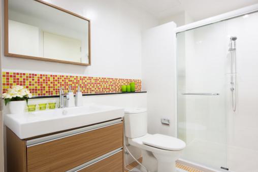 Baño con cenefa roja y amarilla