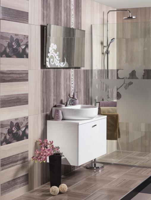 Baño con mueble suspendido y decoración floral