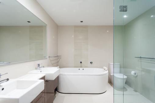 Baño moderno con tonos beige