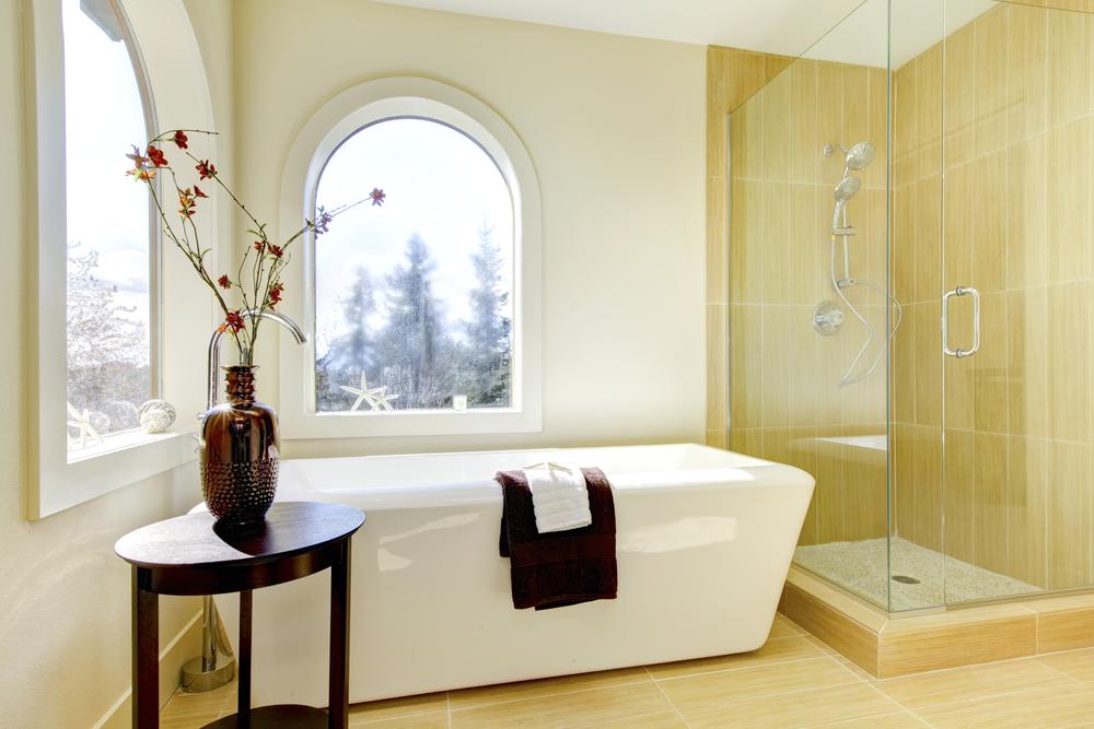 Baño con ventanales en arco