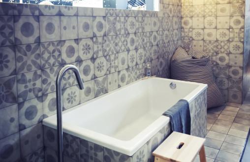 Baño decorado con baldosa hidráulica