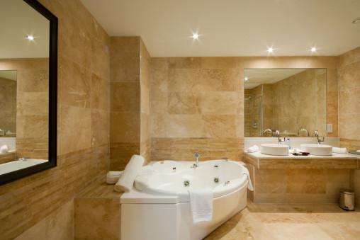 Baño lujoso con hidromasaje