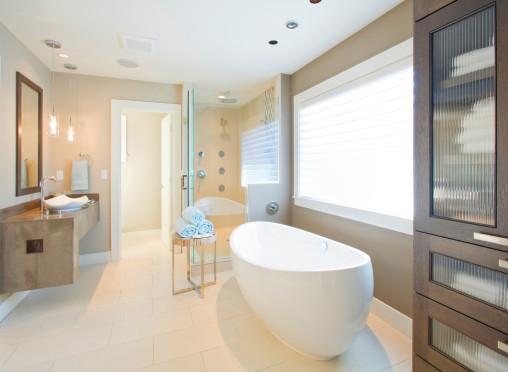 Baño luminoso con bañera exenta