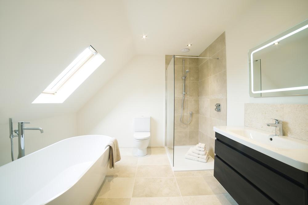 Baño minimalista en buhardilla
