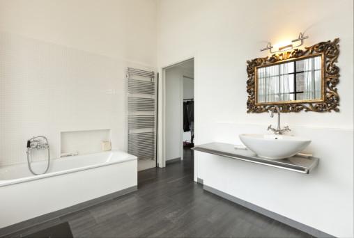 Baño moderno con espejo clásico