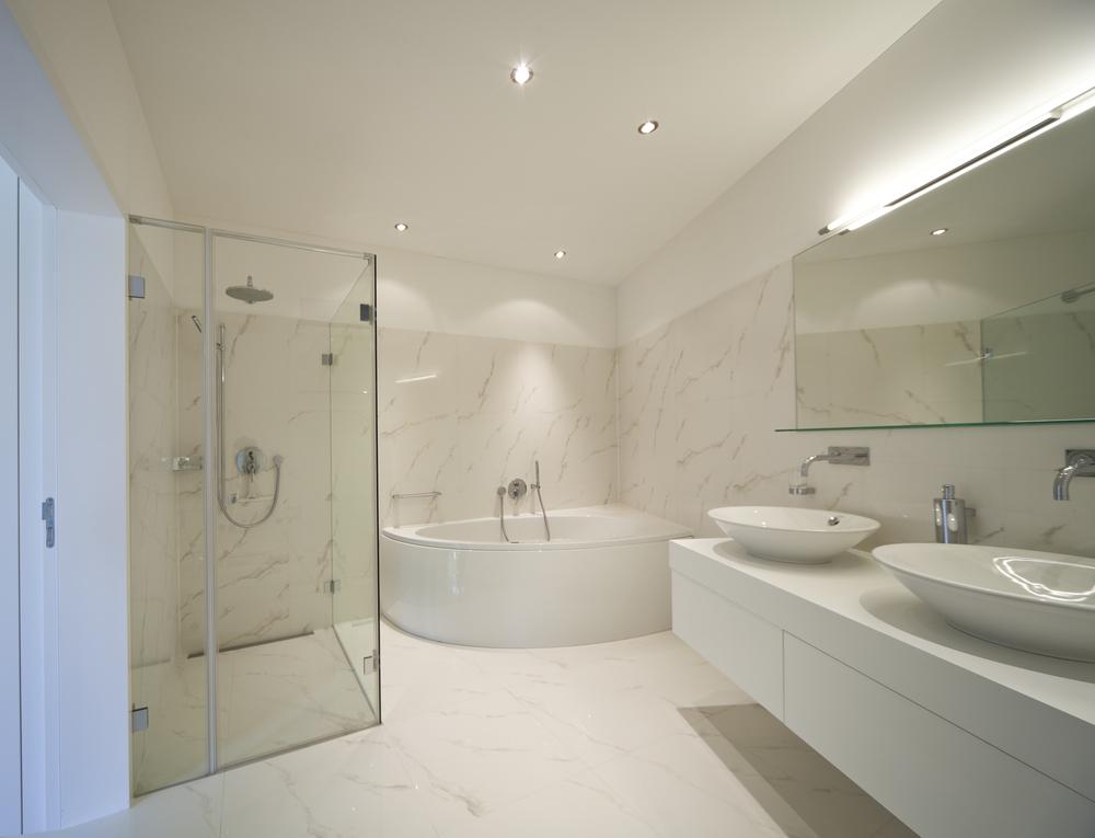 Baño moderno con lavabos sobreencimera