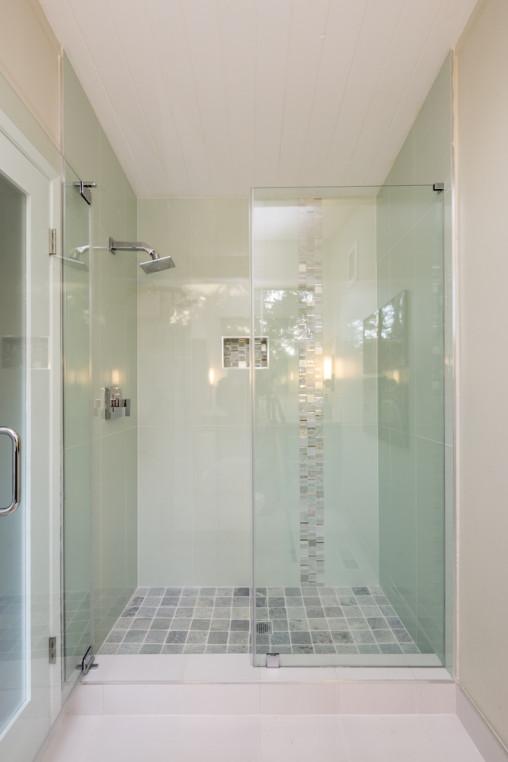Baño pequeño con ducha empotrada