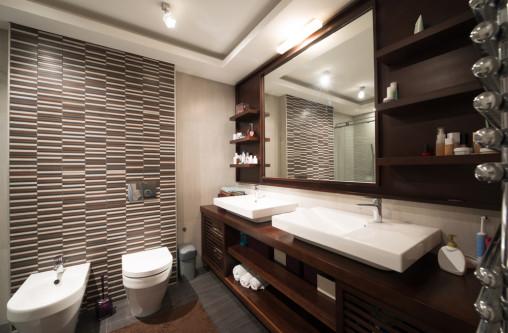 Baño pequeño con revestimiento en grises y marrones