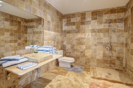 Baño todo en mármol