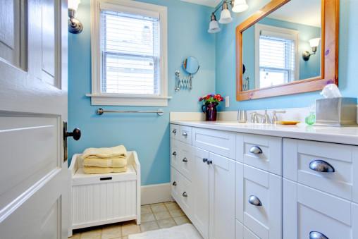 Baño vintage con pared celeste
