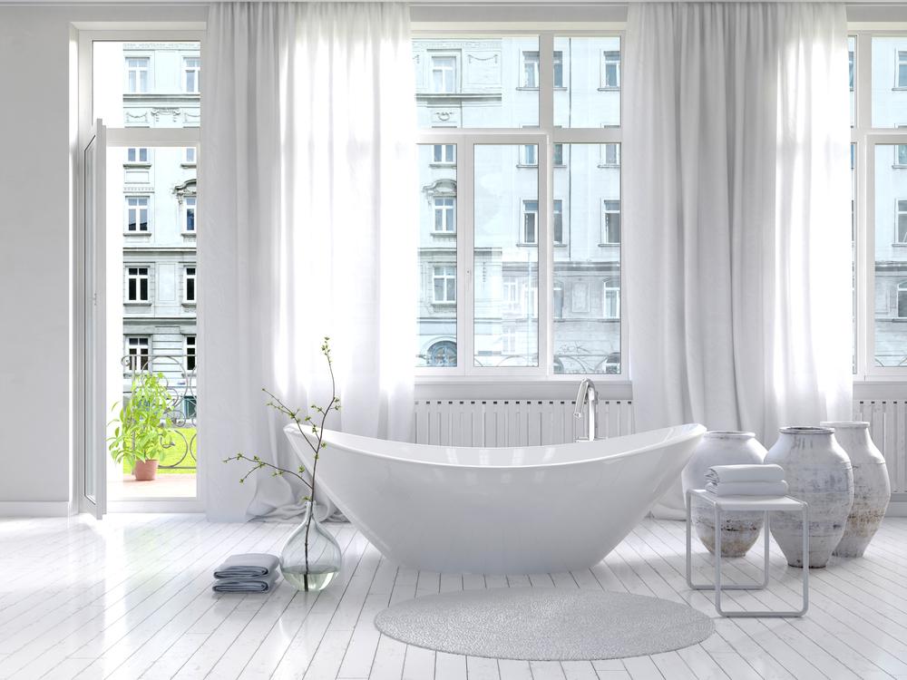 Baño vintage con bañera moderna
