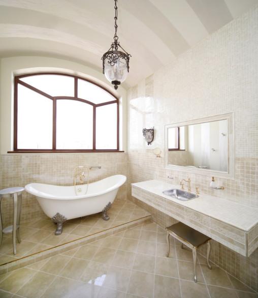 Baño vintage con ventana en arco