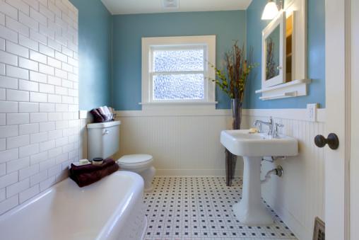 Baño vintage con suelo a topos