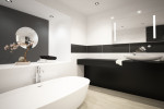 Baño moderno blanco y negro