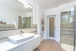 Baño con suelo de gres y toallero blanco