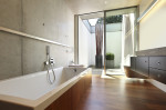 Baño con pared de hormigón visto