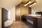 Baño clásico-moderno con suelo de madera