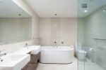 Baño moderno con tonos beige