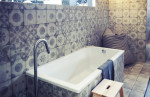 Baño decorado con baldosa hidráulica