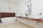 Baño minimalista con elementos de madera