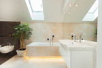 Baño moderno con iluminación indirecta