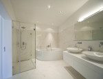 Baño moderno con lavabos sobreencimera