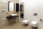 Baño moderno con sanitarios suspendidos