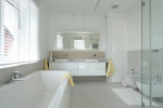 Baño moderno en tonos blanco y gris