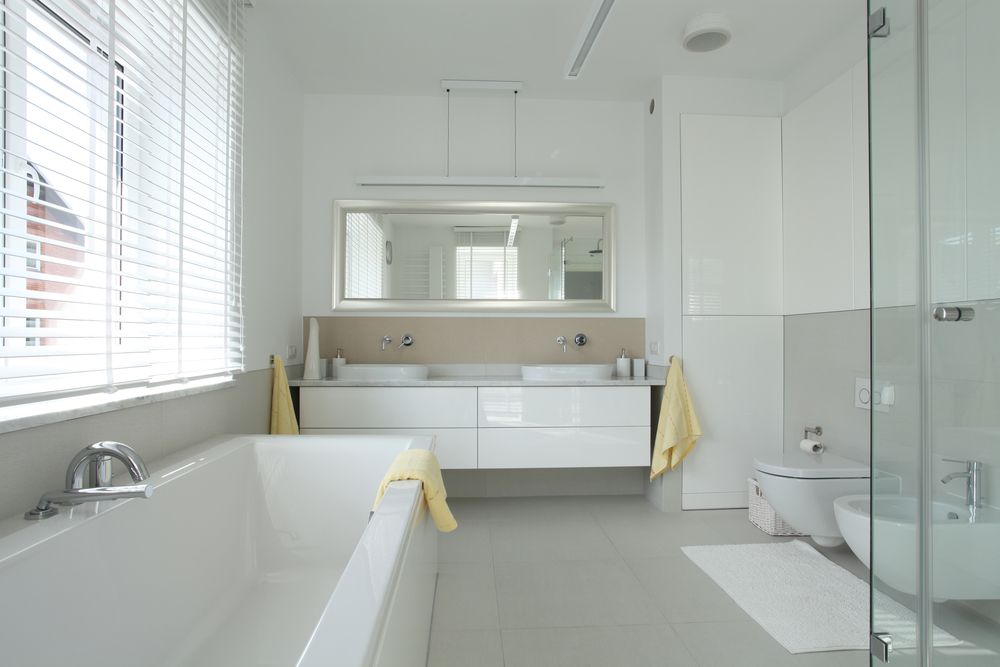 Baño moderno en tonos blanco y gris. Fotos para que te inspires