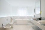 Baño moderno minimalista blanco