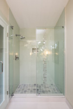 Baño pequeño con ducha empotrada