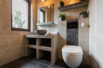 Baño rústico todo en piedra