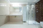 Baño sencillo con ducha hidromasaje