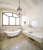Baño vintage con ventana en arco