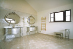 Baño vintage en tonos plateados