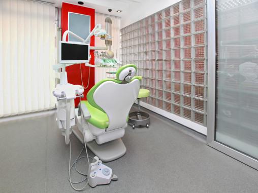 Clínica dental con pavés y sillón pistacho