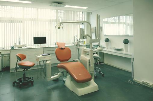 Clínica dental con suelo turquesa