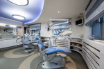 Clínica dental con techo azul
