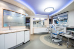 Clínica dental moderna de tonos azules
