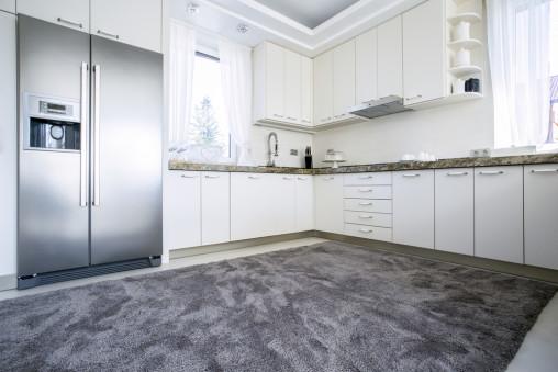 Cocina clásico-moderna con alfombra gris