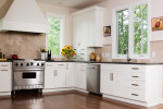 Cocina con suelo de parquet y muebles blancos