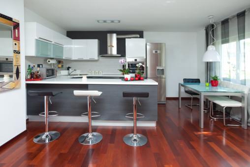 Cocina moderna con suelos en caoba