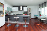 Cocina moderna con suelos en caoba